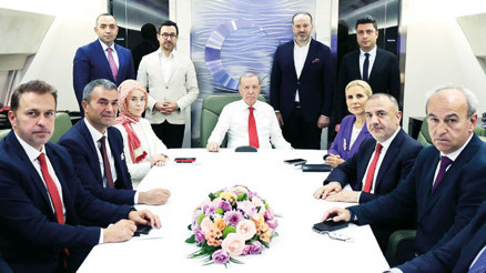 Erdoğan’dan ‘altın futbolcular’a övgü: Stattan başımız dik ayrıldık Erdoğan’dan ‘altın futbolcular’a övgü: Stattan başımız dik ayrıldık