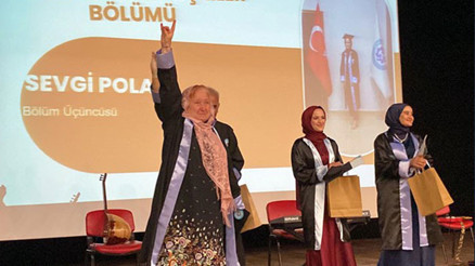 69 yaşında üniversiteden mezun oldu, diplomasını alırken bozkurt işareti yaptı