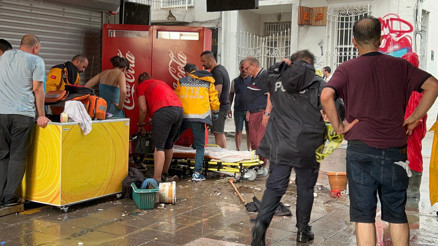 İzmirde feci olay Sağanak yağış sonrası elektrik akımına kapılan 2 kişiden acı haber