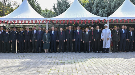 Cumhurbaşkanı Yardımcısı Yılmaz ve İçişleri Bakanı Yerlikaya, 15 Temmuz Şehitliğindeki anma törenine katıldı Cumhurbaşkanı Yardımcısı Yılmaz ve İçişleri Bakanı Yerlikaya, 15 Temmuz Şehitliğindeki anma törenine katıldı