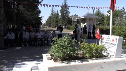 15 Temmuz kahramanı şehit Ömer Halisdemirin kabrinde ziyaretçi yoğunluğu