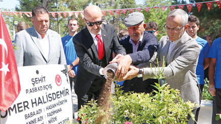 Halisdemir’in mezarını ziyaret eden Aksakallı: Bu ülkede Ömerler bitmez