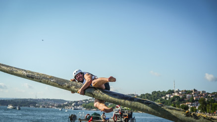 Red Bull Yağlı Direk’te yarışmacıların düşüşleri izleyenlere eğlenceli anlar yaşattı