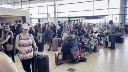 Küresel internet kesintisi: Berlin Havalimanında yoğunluk Küresel internet kesintisi: Berlin Havalimanında yoğunluk