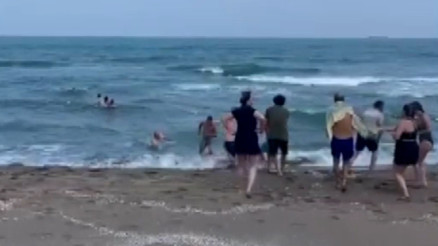 Bartında 3 saatte 9 kişi boğulma tehlikesi geçirdi, denize girmek yasaklandı