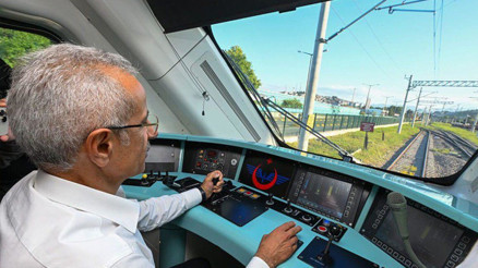 Demir yollarında elektrikli dönüşüm... Bakan Uraloğlu: Hat uzunluğunu 7 bin 142 kilometreye yükselttik Demir yollarında elektrikli dönüşüm... Bakan Uraloğlu: Hat uzunluğunu 7 bin 142 kilometreye yükselttik