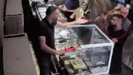 Girdiği 5 iş yerinde çalışan ve müşterilere bıçakla saldırdı O anlar kamerada