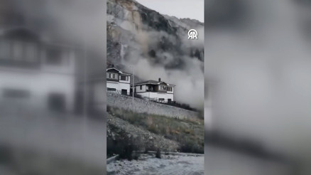 Artvinde yamaçtan kopan kaya ve toprak kütlesi 4 eve zarar verdi