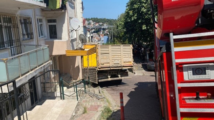 Beşiktaşta kamyon apartmana çarptı Bina tahliye edildi