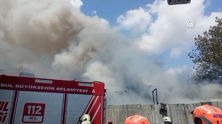 Avcılarda hurdalık alanda yangın