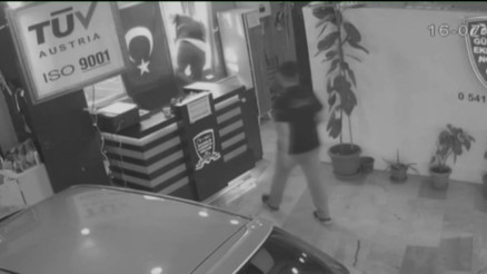 Satmaya çalıştığı araç kusurlu çıktı; dayak yememek için camdan atladı