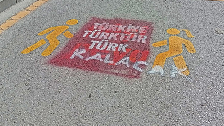 Kürtçe trafik uyarılarının üzerine Türkiye Türktür, Türk kalacak yazısı yazdılar