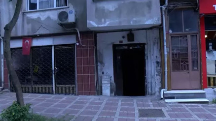 Binanın demir kapısını çaldılar O anlar kamerada