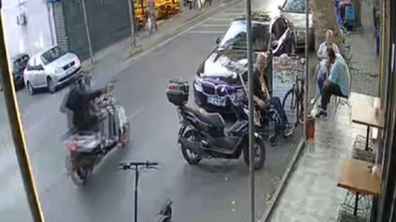 Motosikletle gelip arkadaşlarıyla iş yerinin önünde oturan adamı vurdular