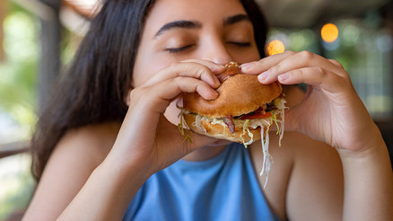 Gerçekten çok yediğimiz için mi kilo alıyoruz Patates, inek sütü, yağlı besinler zararlı mı | Uzmanların Yeter artık dediği 10 beslenme efsanesi Gerçekten çok yediğimiz için mi kilo alıyoruz Patates, inek sütü, yağlı besinler zararlı mı | Uzmanların Yeter artık dediği 10 beslenme efsanesi