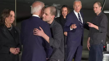 Biden, Ankara’daki takas operasyonuyla ABD’ye dönenleri havalimanında karşıladı Biden, Ankara’daki takas operasyonuyla ABD’ye dönenleri havalimanında karşıladı