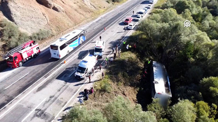 Erzincanda yolcu otobüsü devrildi: Ölü ve yaralılar var