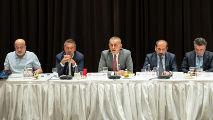 Rivada sürpriz zirve Futbol ailesinden birlik-beraberlik mesajı Rivada sürpriz zirve Futbol ailesinden birlik-beraberlik mesajı