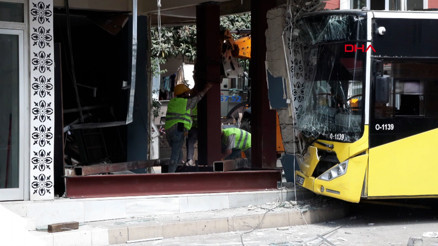 İETT otobüsünün çarptığı binada ağır hasar oluştu