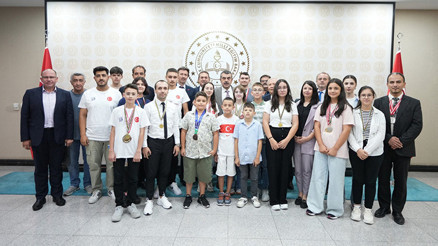 Bakan Tekin, dünya şampiyonu Türk Milli Bilgisayar Klavye Takımını kabul etti