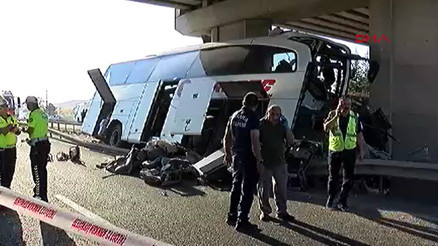 Ankarada yolcu otobüsü üst geçide çarptı: 9 can kaybı, 27 yaralı