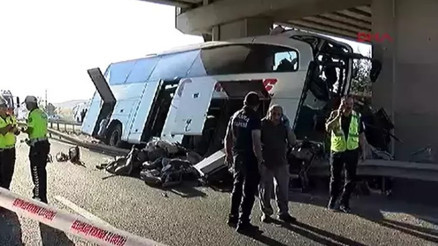 Ankara Polatlı’da yolcu otobüsü üst geçide çarptı: Ölü ve yaralılar var