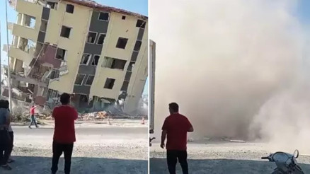 Hatay’da ağır hasarlı bina yıkım sırasında yola devrildi
