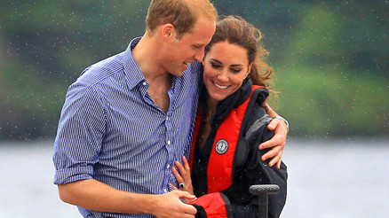 Ne de olsa yıllardır aynı yastığa baş koyuyorlar: Kötü haberi alınca yıkıldı... Sanki boğazında bir yumru, midesinde kocaman bir boşluk vardı Ne de olsa yıllardır aynı yastığa baş koyuyorlar: Kötü haberi alınca yıkıldı... Sanki boğazında bir yumru, midesinde kocaman bir boşluk vardı