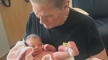 Ünlü oyuncu ilk kez dede oldu... Torununu kucağına alır almaz gözyaşlarına boğuldu Ünlü oyuncu ilk kez dede oldu... Torununu kucağına alır almaz gözyaşlarına boğuldu