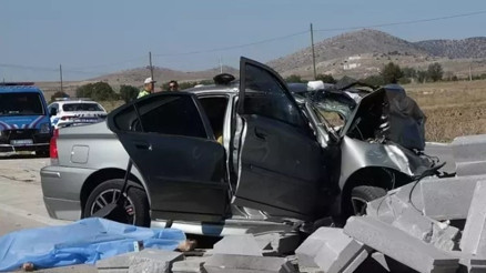 Bordür taşına çarpan otomobildeki çift hayatını kaybetti, çocukları yaralandı