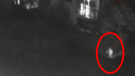 Bozcaadada otluk alanı ateşe veren alçak güvenlik kamerasında