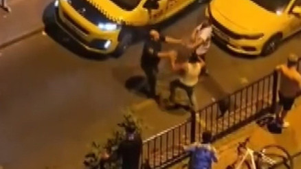Fatihte yol verme kavgası: 3 kişi taksi şoförünü öldüresiye dövdü Fatihte yol verme kavgası: 3 kişi taksi şoförünü öldüresiye dövdü
