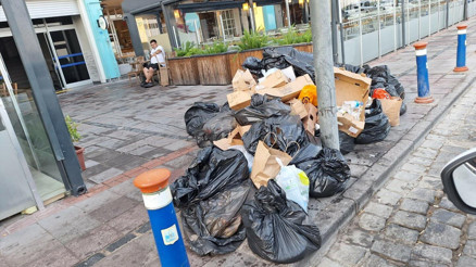 İzmir Büyükşehir Belediyesinde temizlik işçileri işi bıraktı; çöpler birikti