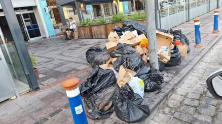 İzmir Büyükşehir Belediyesi’nde çok sayıda temizlik işçisi iş bıraktı, yollarda çöp birikti