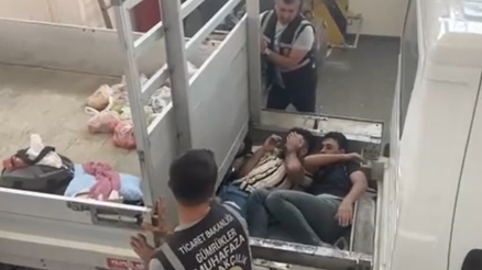 Kaçak göçmenler için kamyonette şaşkına çeviren düzenek Kaçak göçmenler için kamyonette şaşkına çeviren düzenek