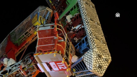 Lunaparkta yüksekte asılı kalan 23 kişi kurtarıldı