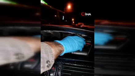 Aracın teypini söküp silah zulası yapmışlar