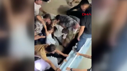 İskele ile gemi arasındaki boşluktan denize düşen çocuğu babası ve çevredekiler kurtardı