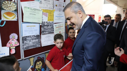Bakan Fidandan Üsküpte Türkçe eğitim veren okula ziyaret