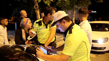 Polise hem “Kamu personeleyim” dedi, hem de yasal olmayan işlem teklif etti