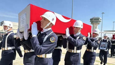 Tunceli’de trafik kazasında şehit olan askerler için Elazığ Havalimanı’nda uğurlama töreni düzenlendi