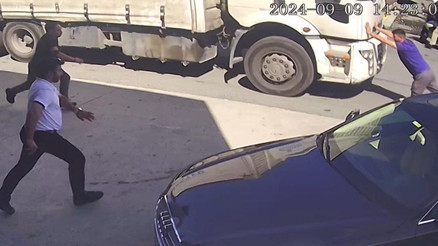 İstanbulda feci ölüm: Dalgınlığı canına mâl oldu Çevredeki vatandaşlar TIRı elleriyle durdurdu İstanbulda feci ölüm: Dalgınlığı canına mâl oldu Çevredeki vatandaşlar TIRı elleriyle durdurdu