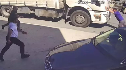 Arnavutköy’de arızayı gidermek altına girdiği TIR hareket edince hayatını kaybetti Arnavutköy’de arızayı gidermek altına girdiği TIR hareket edince hayatını kaybetti