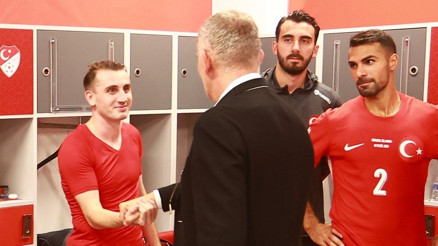 TFF Başkanı Hacıosmanoğlu, A Millileri soyunma odasında tebrik etti TFF Başkanı Hacıosmanoğlu, A Millileri soyunma odasında tebrik etti
