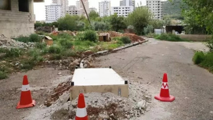 Kanalizasyon kokusunu önlemek için rögarı baza ile kapattılar