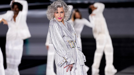 ‘Kansere yakalandım, ölmeye hazırım’ demişti… Herkes durup onu seyretti… Gümüş saçlarıyla 86 yaşında podyumun yıldızı oldu… ‘Kansere yakalandım, ölmeye hazırım’ demişti… Herkes durup onu seyretti… Gümüş saçlarıyla 86 yaşında podyumun yıldızı oldu…