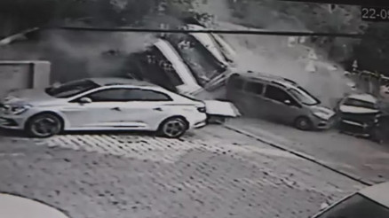 Hatay’da freni patlayan hafriyat kamyonu ortalığı savaş alanına çevirdi Feci kaza kamerada