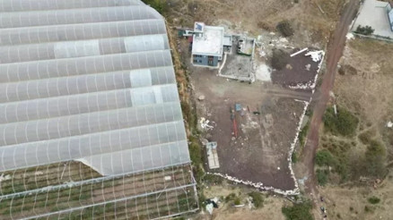 Komşusuna kızdı seraya giden yolu kapattı