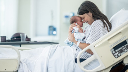 En yakın arkadaşı bebeğini karnında taşıdı Meme kanseri kemiklerine yayılıp anne olma şansını elinden almıştı ama…