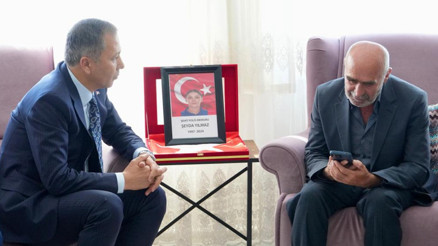 Bakan Yerlikayadan şehit polis Şeyda Yılmazın ailesine taziye ziyareti Erdoğan, acılı babayla telefonda görüştü Bakan Yerlikayadan şehit polis Şeyda Yılmazın ailesine taziye ziyareti Erdoğan, acılı babayla telefonda görüştü